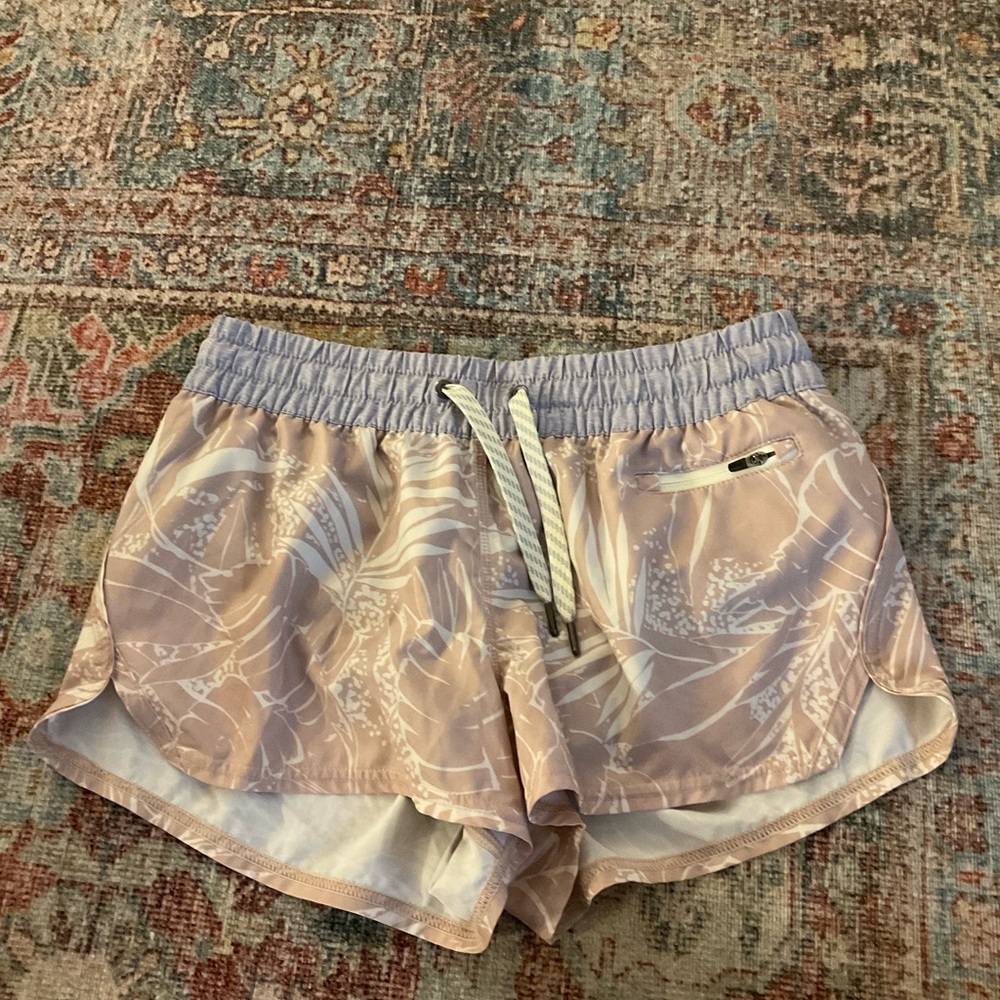 Vuori cream shorts size small